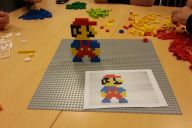 Collaborateurs assemblant des pièces Lego pour relever un défi MadCityZen. | © MadCityZen
